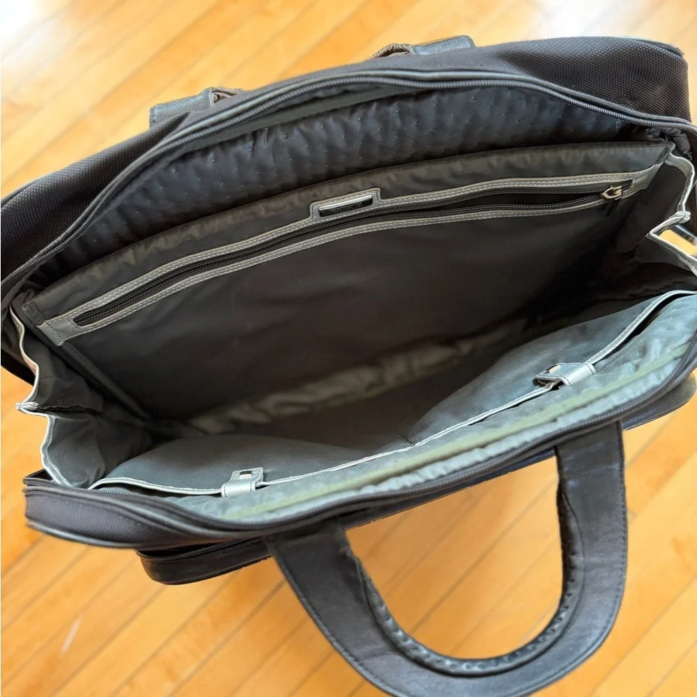 Vintage TUMI Innovation 17